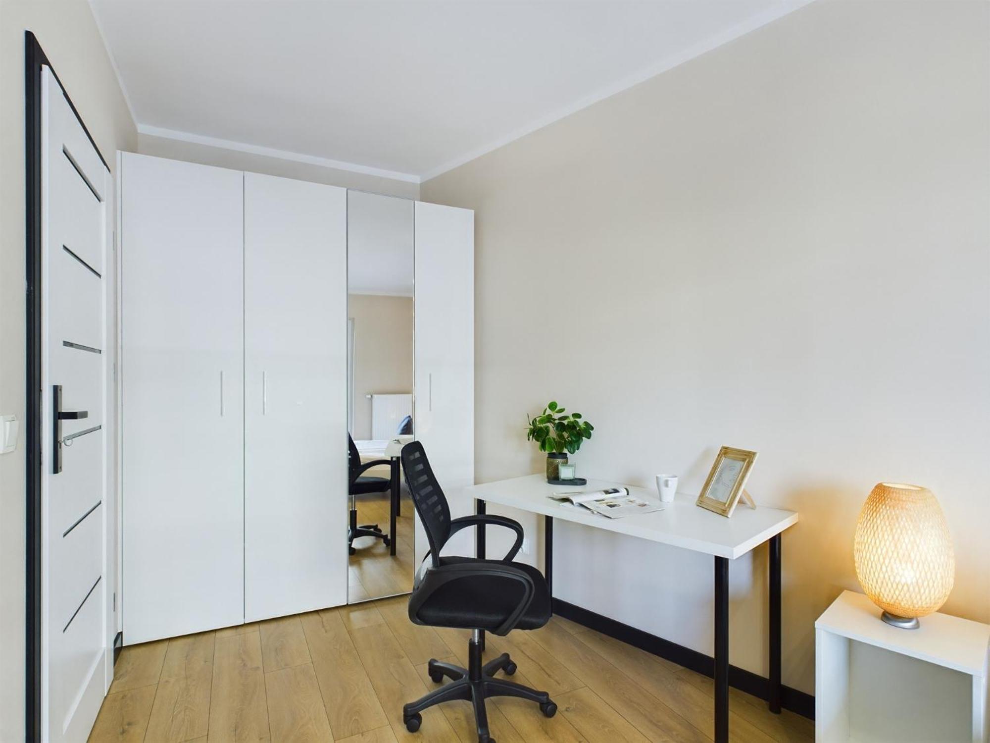 Exceptional With Parking By Renters Apartament *