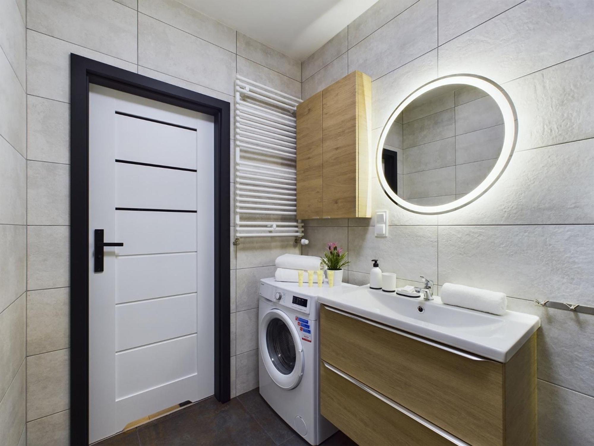 Exceptional With Parking By Renters Apartament
